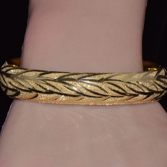 GORGEOUS 14K SOLID GOLD ENGRAVED LEAVES STACKING BANGLE BRACELET - Picture 5 of 14
